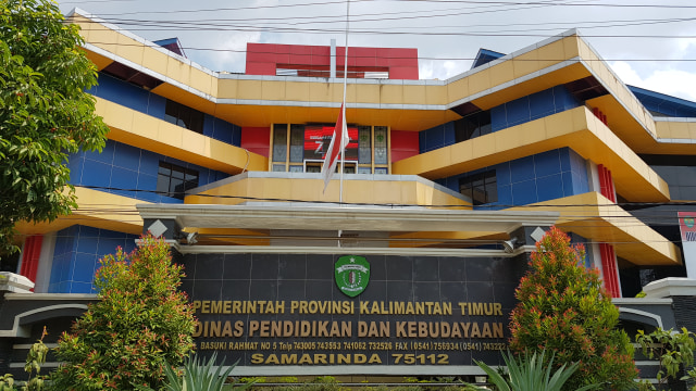 Salah satu pengibaran bendera setengah tiang di Dinas Pendidikan dan Kebudayaan Provinsi Kalimantan Timur | Photo by Karja