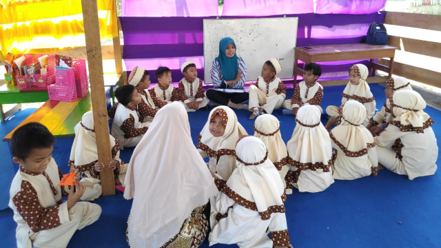 Proses belajar mengajar di TK Alkhairaat Kabonena Palu, Kamis, (12/9). Foto: Ikram/PaluPoso