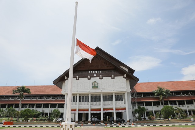 Bendera setengah tiang di depan kantor Gubernur Aceh. Foto: Abdul Hadi/acehkini