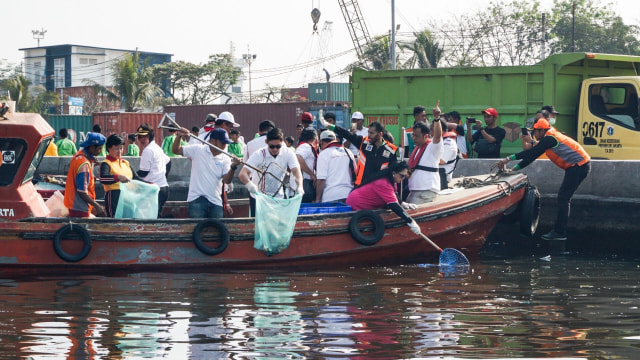 com- Samuel Zylgwyn bersama rombongan Ditjen Hubla sedang mengambil sampah di Pelabuhan Sunda Kelapa, Jakarta Utara, Kamis (12/9). Foto: Maharani Sagita