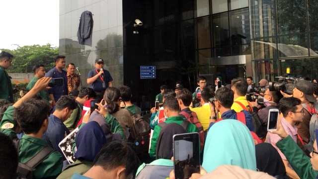 Novel Baswedan dan puluhan mahasiswa dari berbagai universitas di Indonesia berunjuk rasa di depan Gedung KPK, Kamis (12/9). Foto: Darin Atiandina/kumparan