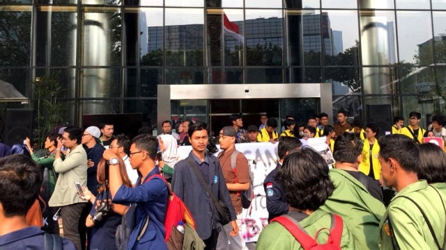 Novel Baswedan, aksi di depan KPK
