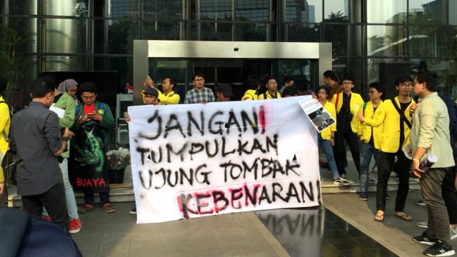 Novel Baswedan, aksi di depan KPK