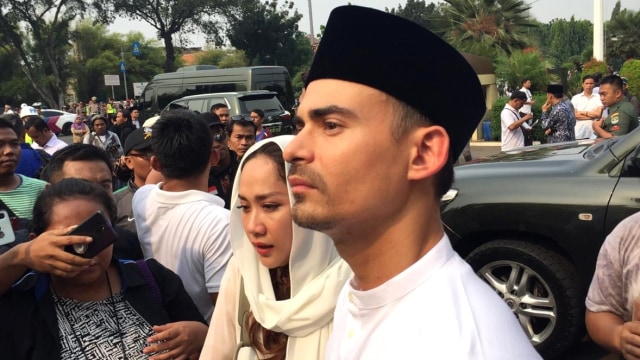 Bunga Citra Lestari bersama sang suami, Ashraf Sinclair, usai mengikuti prosesi pemakaman BJ Habibie di TMP Kalibata, Jakarta Selatan, Kamis (12/9). Foto: Muhammad Darisman/kumparan