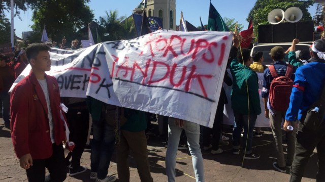 Ribuan mahasiswa di Yogyakarta sampaikan orasi tolak ravisi UU KPK di DPRD DIY, Kamis (12/9). Foto: Arfiansyah Panji Purnandaru/kumparan