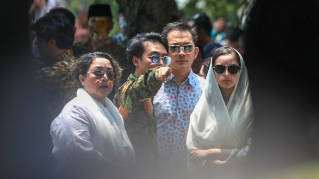 Hanung Bramantyo (kedua kanan) dan Chelsea Islan (kanan)  di pemakaman BJ Habibie. Foto: Nugroho Sejati/kumparan