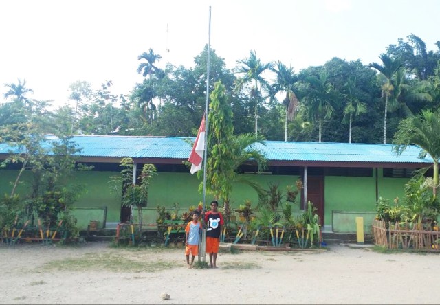 Mengenang sosok Presiden ke-3 RI, BJ Habibie, Bendera Merah Putih setengah tiang dikibarkan warga di halaman SD Negeri 06 Sowi, Manokwari, Papua Barat. (Foto Irsye)