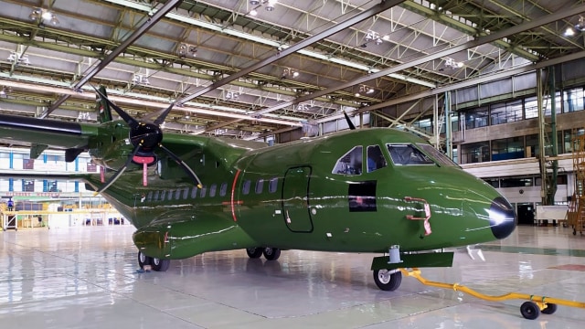 Pesawat CN235 yang terparkir di hanggar PT Dirgantara Indonesia (DI). Foto: Rachmadi Rasyad/kumparan