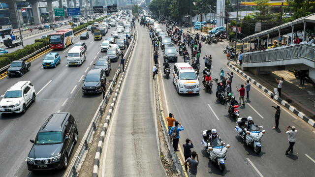 Suasana saat iring-iringan mobil jenazah yang membawa almarhum Presiden ke-3 Republik Indonesia BJ Habibie menuju TMP Kalibata di Jalan Gatot Subroto, Jakarta. Foto: ANTARA FOTO/Galih Pradipta