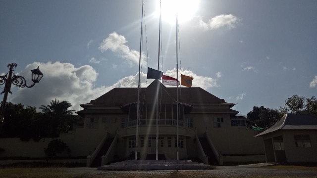 Bendera setengah tiang dari Kesultanan Ternate untuk BJ Habibie. Foto: Rajif Duchlun/cermat