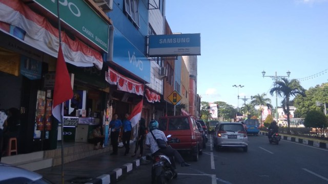 Pengibaran bendera setengah tiang di pertokoan di jalan A.Y. Patty, Ambon untuk menghormati meninggalnya Presiden RI ketiga BJ Habibie Kamis (12/9).  (Foto:ambonnesia)