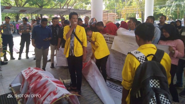 Keranda mayat diarak mahasiswa ke kantor DPRD Kabupaten Gorontalo, sebagai bentuk penolakan revisi RUU KPK. Kamis, (12/9).  Foto : Dokumen Banthayo.id