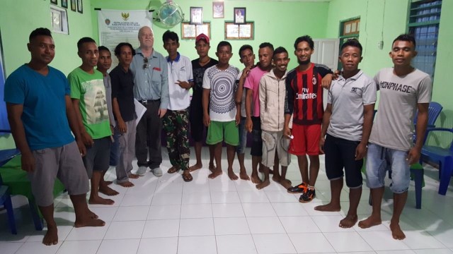 LIPSUS, NTT Korban Penjara, Aktivis HAM Colin Singer bersama anak-anak yang dipenjara di Australia