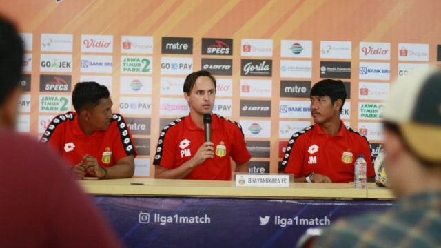 Pelatih Bhayangkara, Paul Munster (tengah), dalam sesi jumpa pers sebelum laga menghadapi Bali United. Foto: Dok. Media Bhayangkara FC