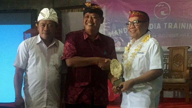 ki-ka: Kepala Desa Adat Kutuh I Made Wena, Kepala Desa Kutuh I Wayan Purja, dan Direktur Retail Banking Bank Mandiri Donsuwan Simatupang di Balai Desa Adat Kutuh, Badung Selatan di Bali, Kamis (12/9). Foto: Selfy Sandra Momongan/kumparan