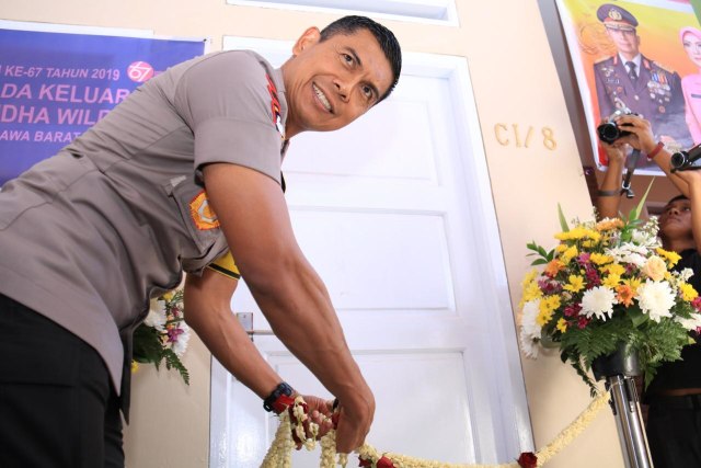 Polda Jabar berikan satu unit rumah untuk keluarga alm. Ipda Erwin Wildani (NOT COVER)