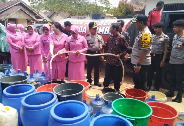 Kapolda Jambi Irjen Pol Muchlis AS bagikan air bersih untuk warga Jambi. Foto: bara
