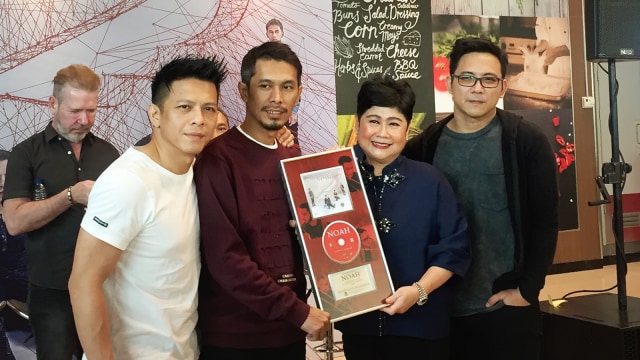 NOAH berfoto bersama perwakilan dari Musica Studios usai konferensi pers peluncuran album fisik ‘Keterkaitan Keterikatan’ di Jakarta, Kamis (12/9/2019). Foto: Sarah Yulianti Purnama/kumparan