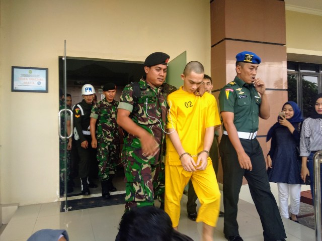 Terdakwa kasus 'Mayat ranjang' Prada Dp saat akan dibawa ke mobil tahanan (Foto: thama/Urban Id)