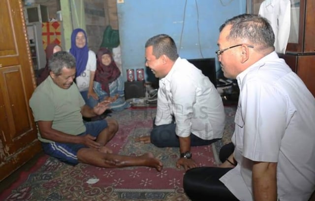 Bupati Tanjabtim mengunjungi warganya yang sakit. Foto: Humas Protokol Tanjabtim