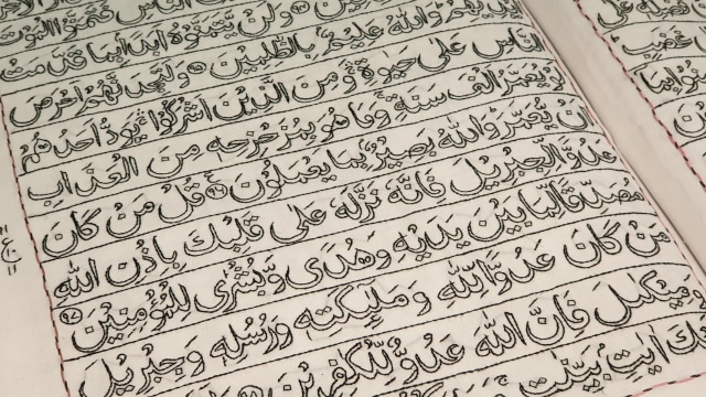 Al-Quran rajutan tangan di Museum Kita Suci Al-Quran, Madinah. Foto: Denny Armandhanu/kumparan