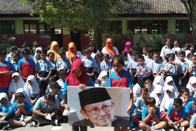 Siswa SDN Joglo Gelar Doa Bersama Untuk Eyang Habibie