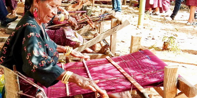 Atraksi tenun massal 50 penenun Festival Lamaholot dari Desa Bantala, Kabupaten Flores Timur. Foto: Istimewa. 