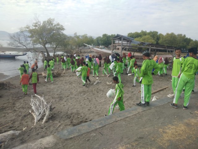Aksi pembersihan pantai melibatkan pelajar di Kota Mbay dalam rangka memperingati Hari Perhubungan Nasional. Foto: Arkadius Togo,florespedia/kumparan.com