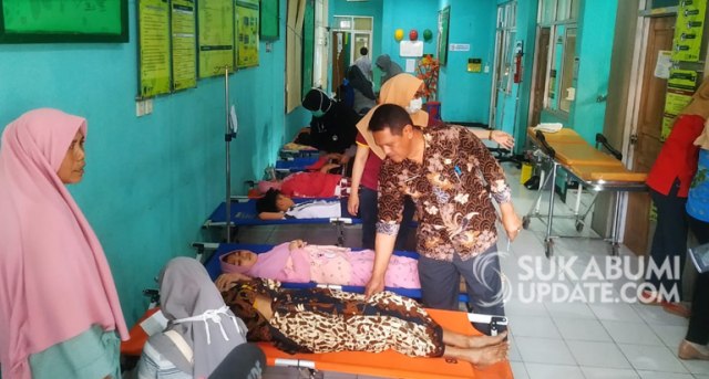 Warga Desa Bojonggaling, Kecamatan Bantargadung, Kabupaten Sukabumi yang merupakan korban keracunan dirawat di Puskemas Bantargadung, Kamis (12/9/2019). | Sumber Foto:Nandi.
