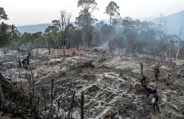 Sejumlah warga Baduy mengais puing sisa barang-barang mereka yang terbakar di Kampung Kadugede, Desa Kanekes, Lebak, Banten, Kamis (12/9/2019). Foto: ANTARA FOTO/Muhammad Bagus Khoirunas