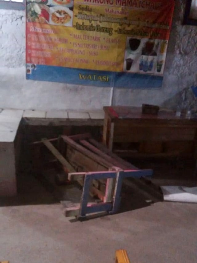 Warung yang dirusak Haidar, putra Elvi Sukaesih (NOTCOV)