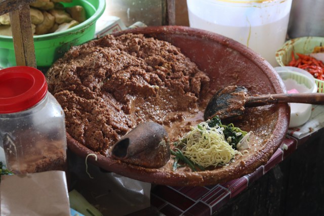 Gado-gado Bu Sumiati, dengan tekstur dan cita rasa bumbu kacang yang super sedap. Foto: @kulinerkotapontianak