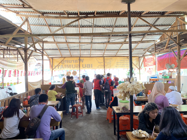 Antrean pembeli di Warung Bu Sumiati.