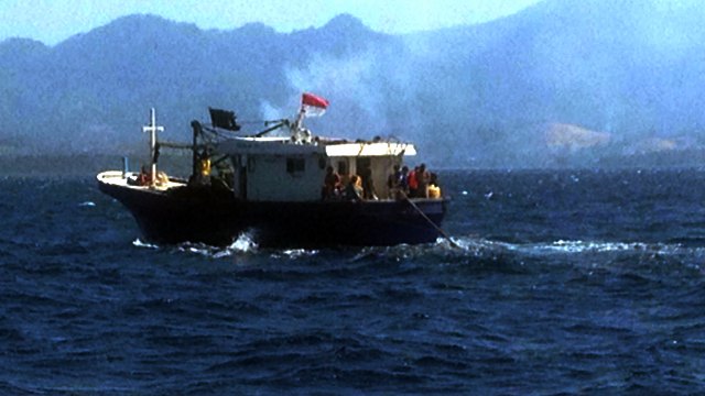 KM Inka Mina 452 yang terombang-ambing di laut saat ditemukan oleh Basarnas Manado di perairan Amurang Jumat (13/9). (foto: humas basarnas manado) 