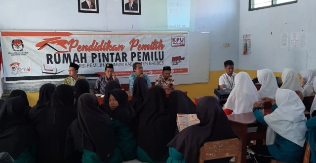 KPU Brebes menggelar sosialisasi hasil pemilu ke sekolah. (Foto: Dok. KPU Brebes)