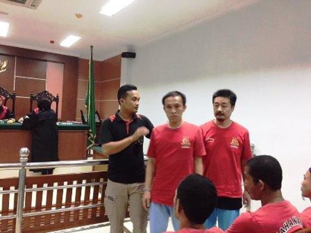 Ahuat dan Heng digiring petugas PN Batam usai divonis 15 tahun penjara dalam kasus penyelundupan sabu. (Foto: Margaretha Nainggolan/batamnews)