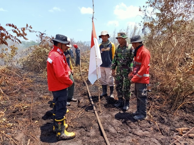 Tim terpadu dari Manggala Agni, Anggota TNI, serta relawan pemadaman api di lahan gambut yang terbakar di Kolaka Timur, Foto: Riza Salman.