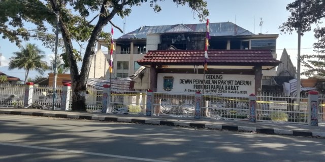 Foto Puing-Puing Kantor DPRD Papua Barat di jalan Siliwangi Manokwari Papua Barat