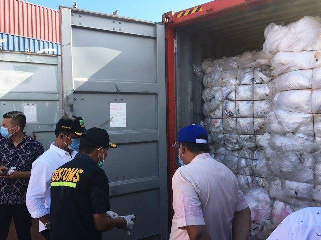 Kontainer sampah diduga mengandung limbah yang masuk ke Batam beberapa waktu lalu. (Foto: Batamnews)
