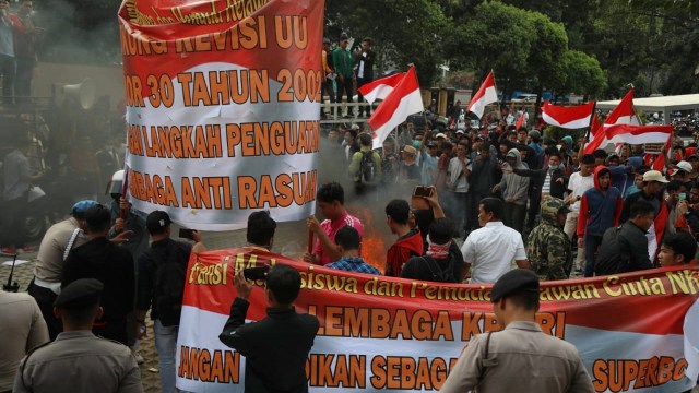 Alasan Polisi Tak Tangkap Massa Anarkis yang Serang Gedung KPK (120516)