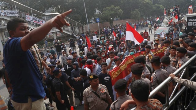 Massa yang melakukan aksi di luar Gedung KPK, Kuningan Jakarta Selatan, Jum'at (13/9/2019). Foto: Nugroho Sejati/kumparan