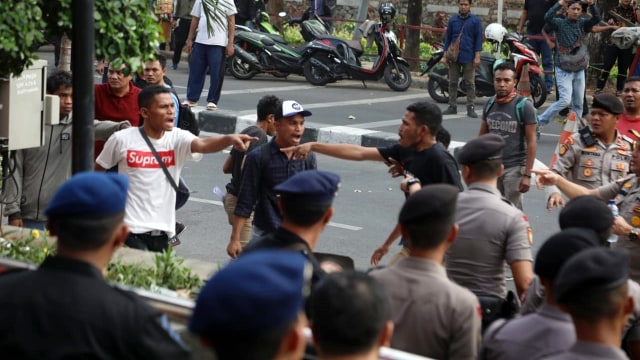 Alasan Polisi Tak Tangkap Massa Anarkis yang Serang Gedung KPK (120517)