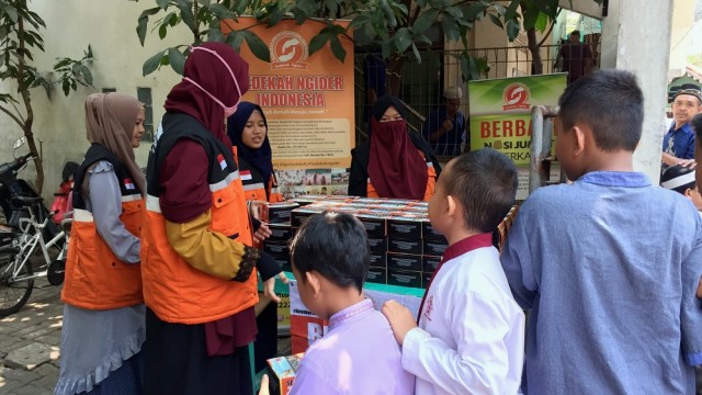 Warga kampung sedekah bagi-bagi kotak Sedekah Nasi Ngider (Senang). Foto: Darin Atiandia/kumparan