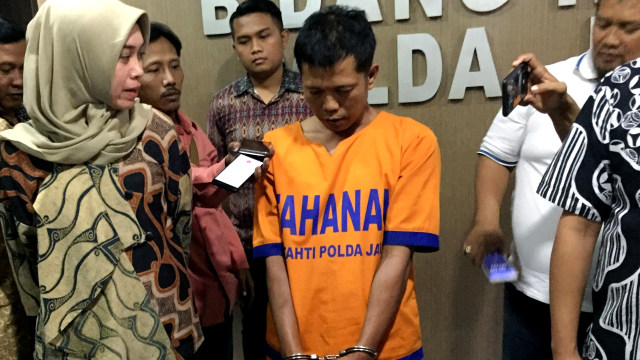 Pelaku tindak asusila, Muhajar Sidiq (42) dibekuk polisi di rumahnya Tulunganggung, Jawa Timur (10/9). Foto: Yuana Fatwalloh/kumparan