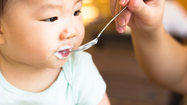 Ilustrasi bayi makan yoghurt. Foto: Shutterstock