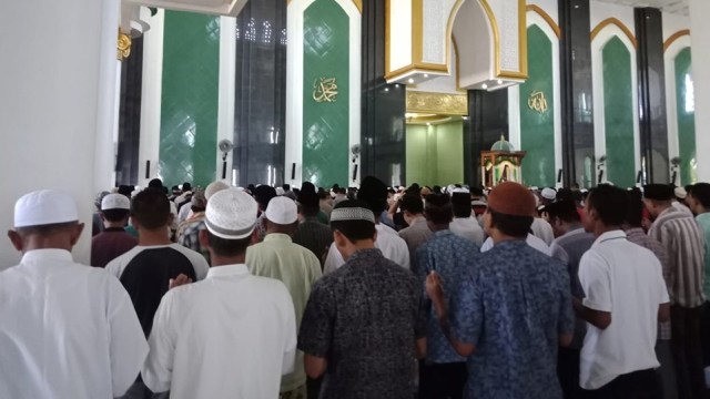 Jemaah Masjid Al-Ansar di Ternate saat melaksanakan salat gaib untuk ALmarhum BJ Habibie pada Jumat 13 September 2019. Sumber Foto: Facebook Asghar Saleh II 
