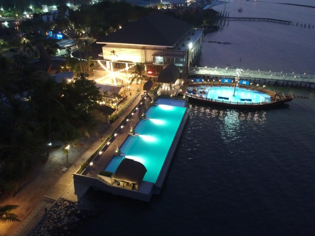Kolam infinity pool di Putri Duyung Resort Foto: Dok. Putri Duyung Resort
