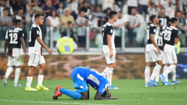 Reaksi Kalidou Koulibaly usai membuat gol bunuh diri di laga melawan Juventus. Foto: REUTERS/Massimo Pinca