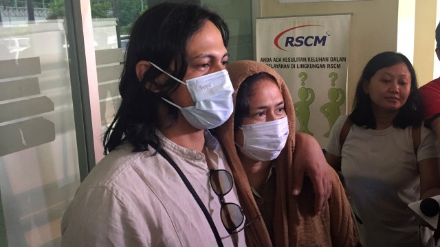 Ria Irawan dan suaminya, Mayky saat ditemui di Rumah Sakit Cipto Mangunkusumo, Jumat (13/9). Foto: Alfadillah/kumparan