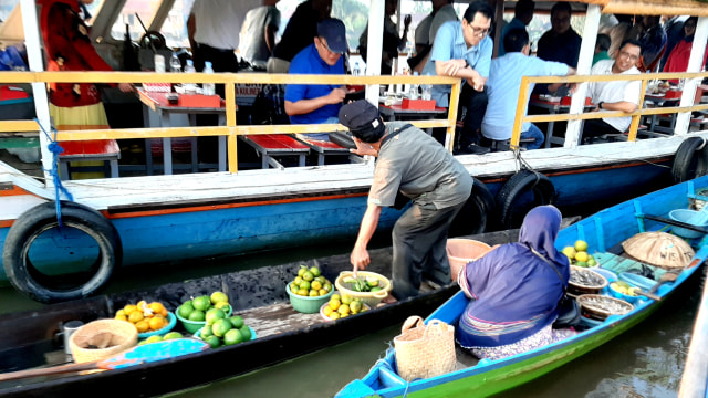 Penggunaan QRIS, bertransaksi di atas klotok pasar terapung Sungai Martapura Banjarmasin